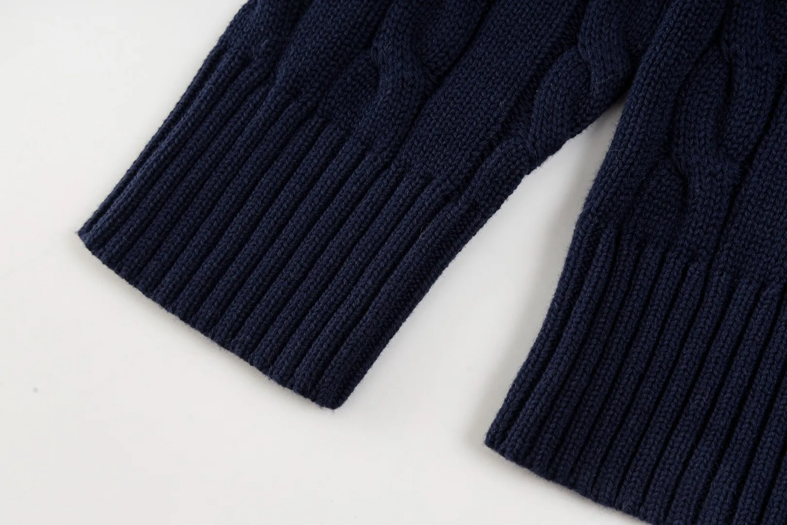 P236 #R92 RALPH LAUREN Ralph Lauren fifteen colors classic small label embroidery logo turtleneck pullover half-zip knitted cable sweater with high-density LOGO embroidery on the chest and original customized tag accessories. Made of pure cotton yarn, pure cotton is skin-friendly and comfortable, small label war horse embroidered twist turtleneck sweater 🐎 high quality, follow the blogger to learn how to wear it! Let’s buy a Ralph Lauren cable sweater. It’s a super hard-to-find series after it became popular. It’s hard to find one on the official website. It’s simple and practical to wear, with a lazy and loose feel. The thickened fabric has more texture, feels soft and delicate, and has a loose fit. Whether worn alone or layered, you can wear different styles of fashion with just one piece!   Size：XS S M L